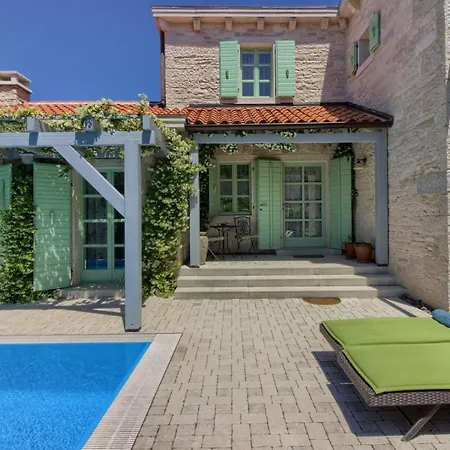 Stone Zelda With Pool In Liznjan, Istria *
