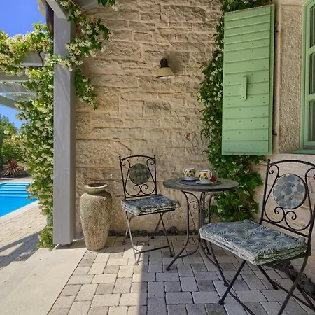 Stone Zelda With Pool In Liznjan, Istria