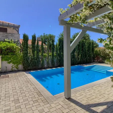 Stone Zelda With Pool In Liznjan, Istria Villa