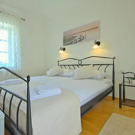 Stone Zelda With Pool In Liznjan, Istria