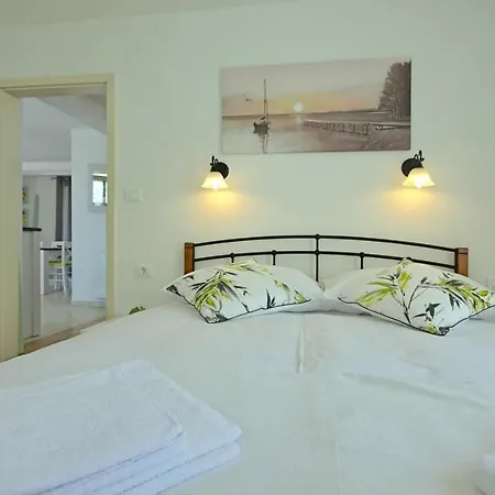 Stone Zelda With Pool In Liznjan, Istria *