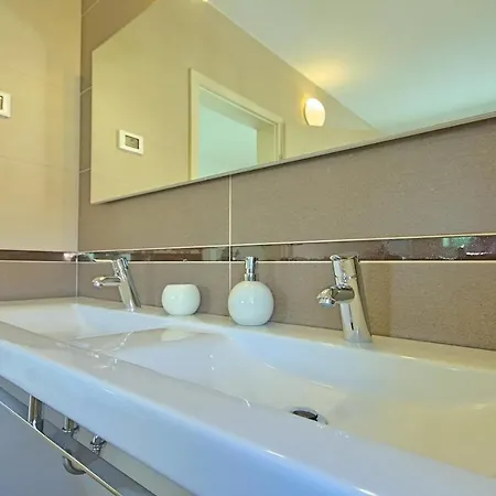 Stone Zelda With Pool In Liznjan, Istria Ližnjan