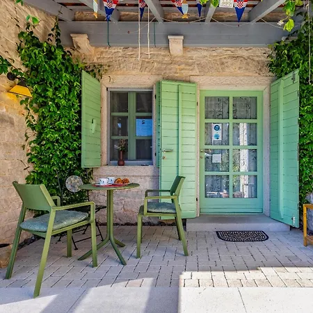 Stone Zelda With Pool In Liznjan, Istria Ližnjan