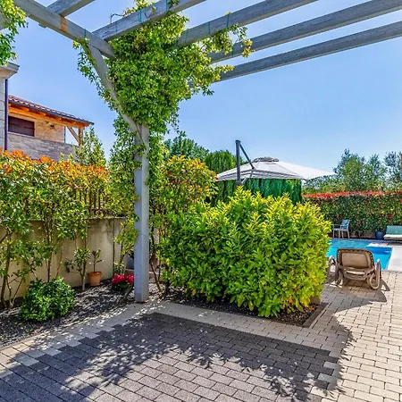 Stone Zelda With Pool In Liznjan, Istria *