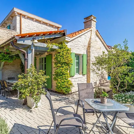 Stone Zelda With Pool In Liznjan, Istria * Ližnjan