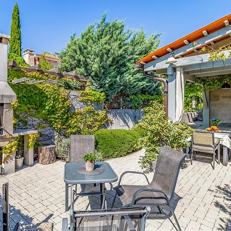 Stone Zelda With Pool In Liznjan, Istria Villa